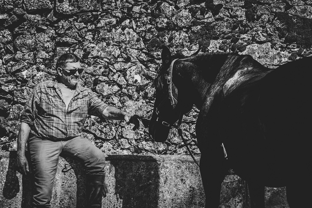 nomadrandoacheval cavalier cheval caresse larzac noir et blanc