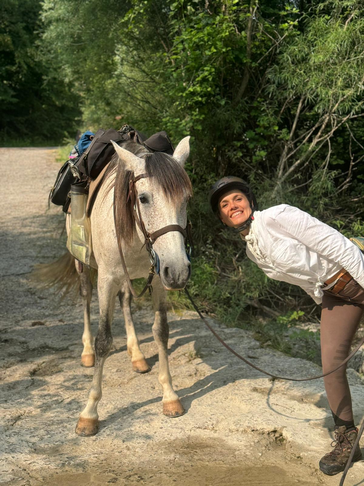 nomadrandoacheval cavaliere randonnee cheval larzac noir et blanc